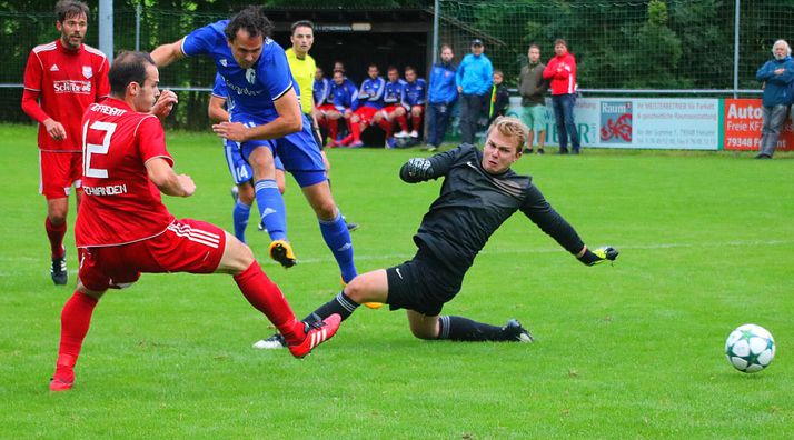 Im zweiten Versuch konnte SVE-Stürmer Santiago Fischer SG-Keeper Mario Herr zur Führung des Verbandsligisten bezwingen. Jan Herdrich (ganz links) und Jochen Zimmermann mussten tatenlos zusehen